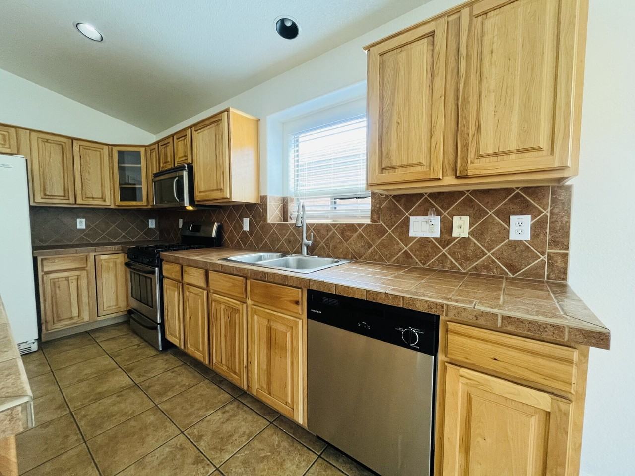 8202 S 47th Ave - Photo 7 of 36