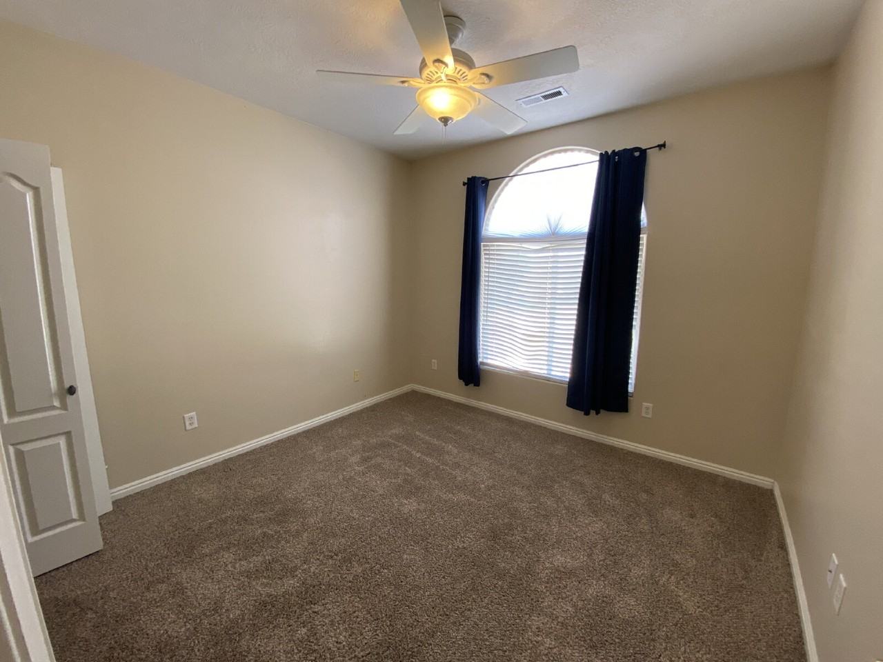 706 E Red Sands Dr - Photo 5 of 16