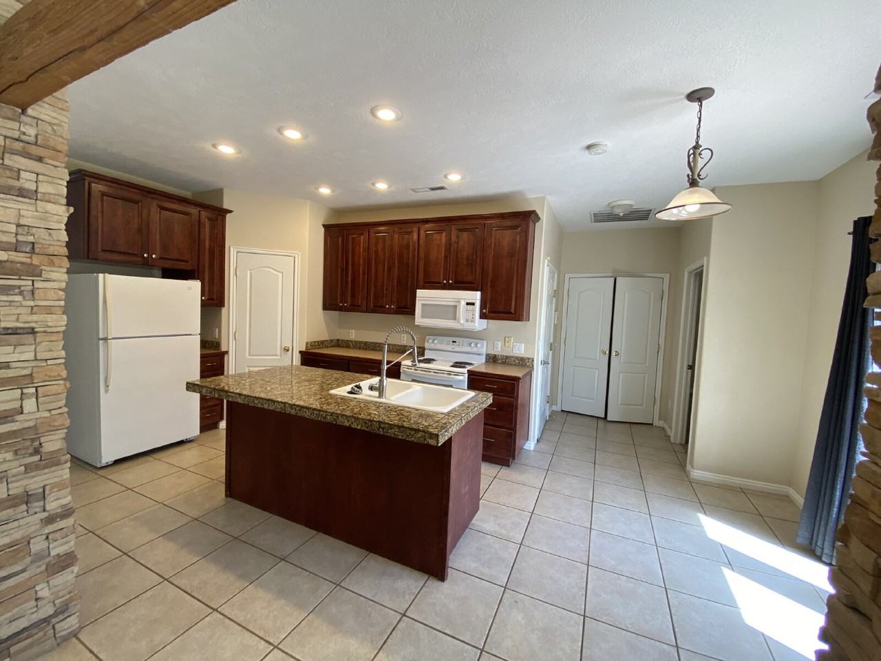 706 E Red Sands Dr - Photo 4 of 16