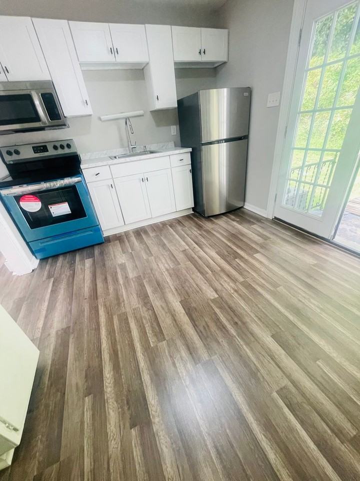 306 N Jackson Street - Photo 4 of 17