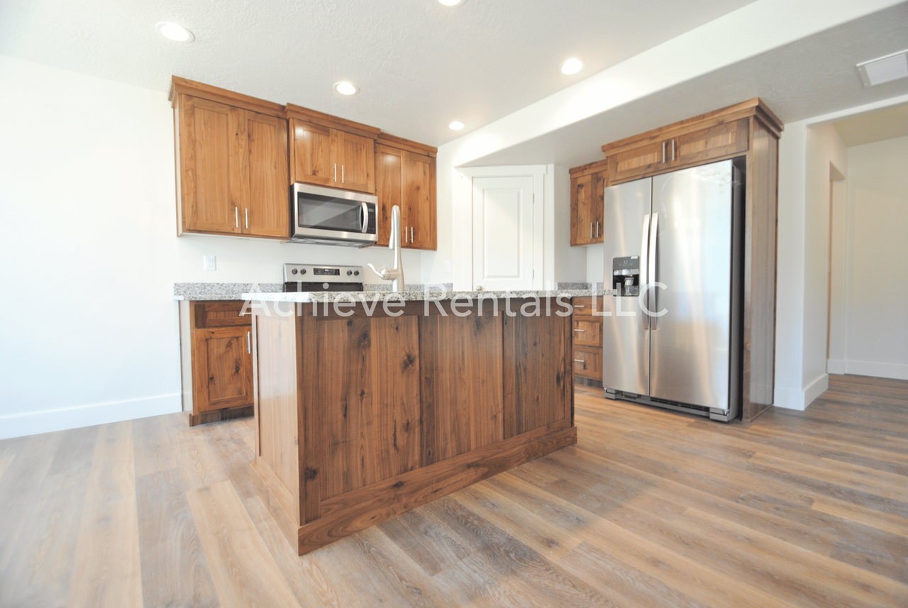 2038 N 380 E - Photo 3 of 15