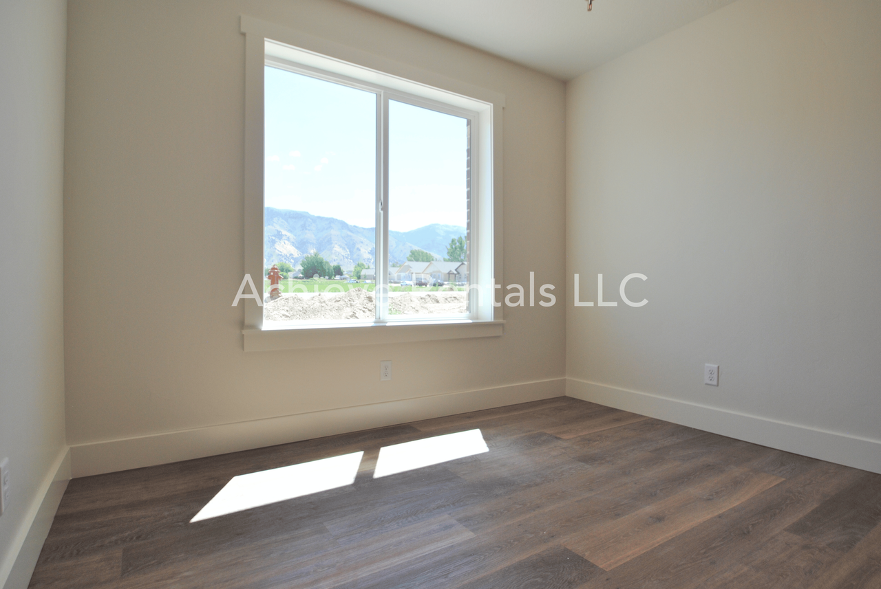 2038 N 380 E - Photo 4 of 15