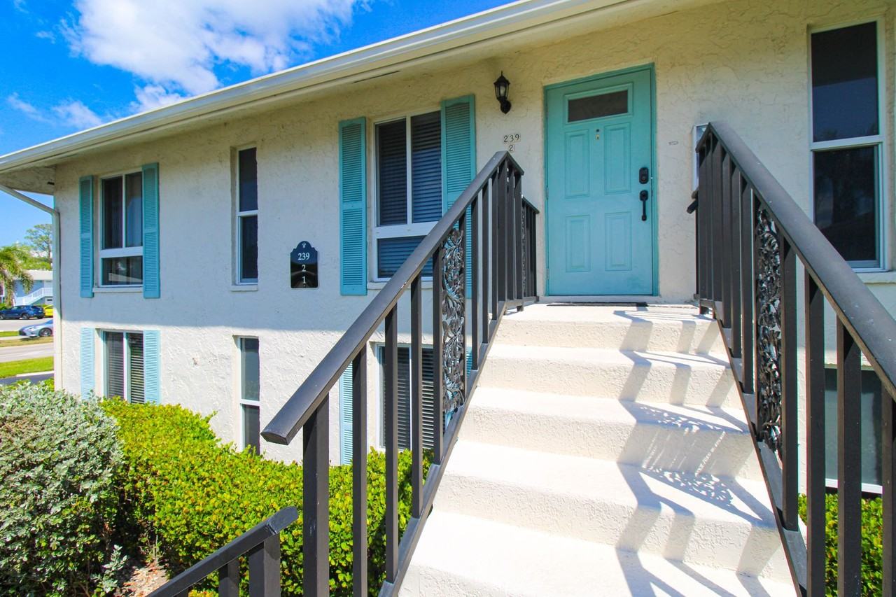 239 Palm Dr #2 - Photo 4 of 33