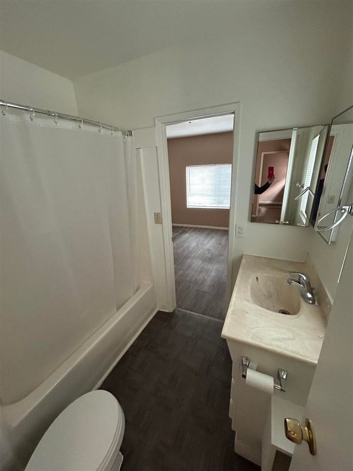 925 Calzona St - Photo 3 of 6