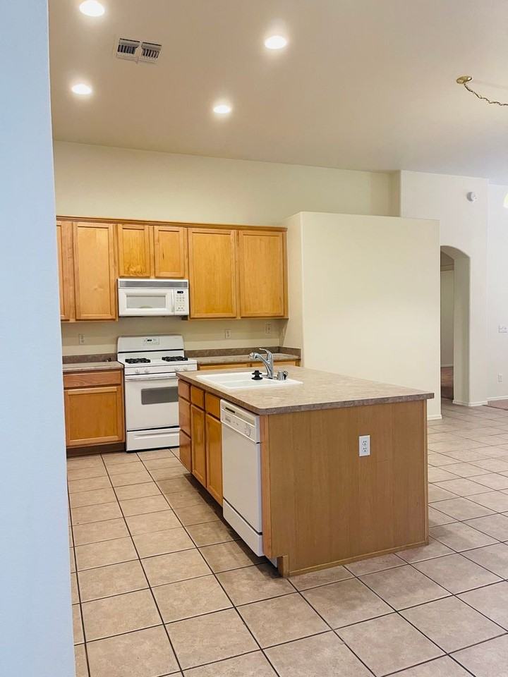 8201 W Quail Ave - Photo 3 of 23
