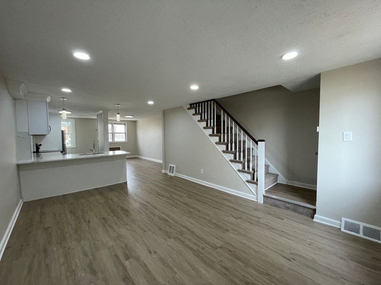 1096 Hopkins Ave - Photo 2 of 18