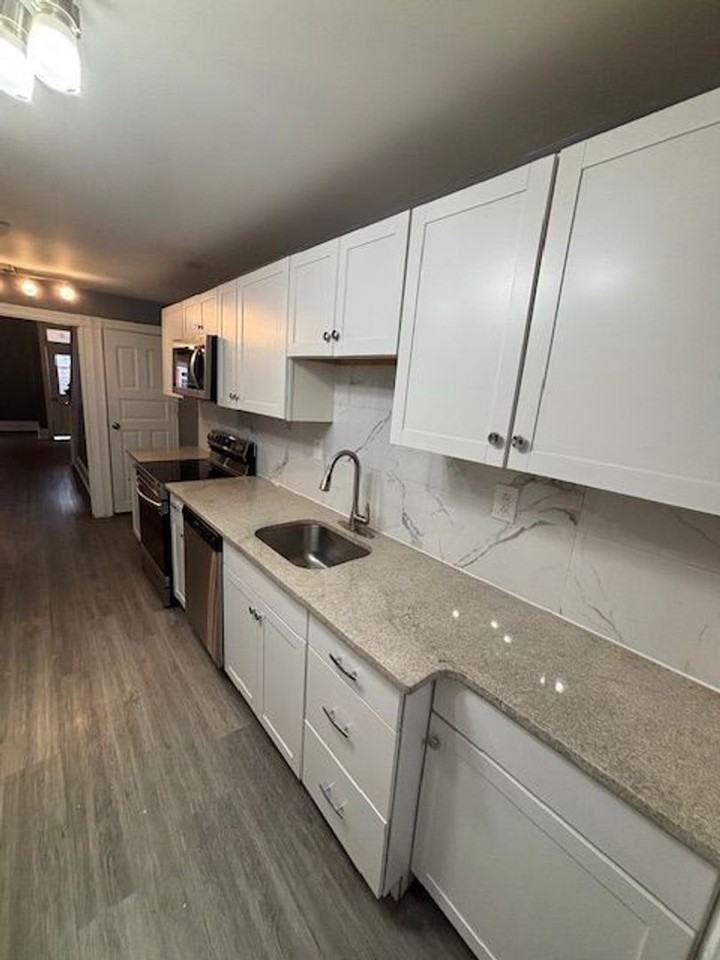 228 N Evans St - Photo 4 of 15