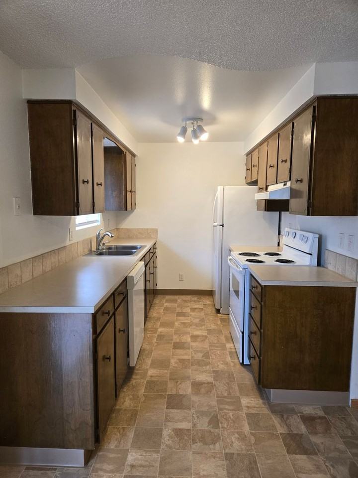 4645 Reimann St Ne - Photo 5 of 15