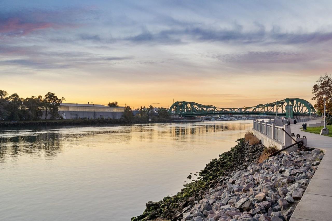 2875 Regatta Dr - Photo 2 of 26