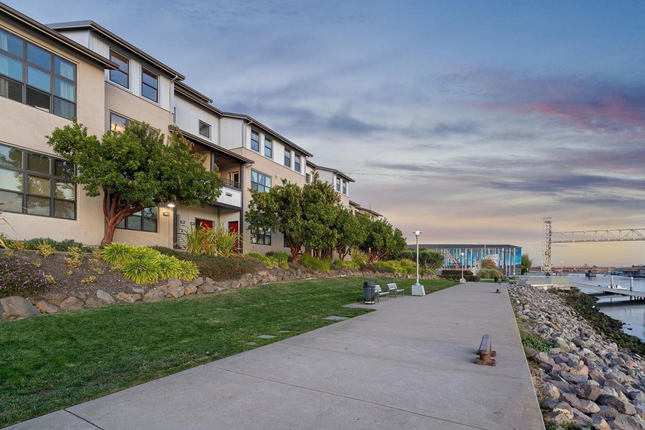 2875 Regatta Dr - Photo 3 of 26