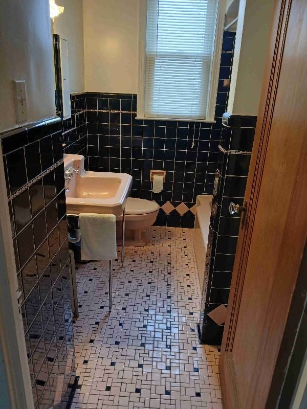 1924 Jerome Ave - Photo 5 of 10