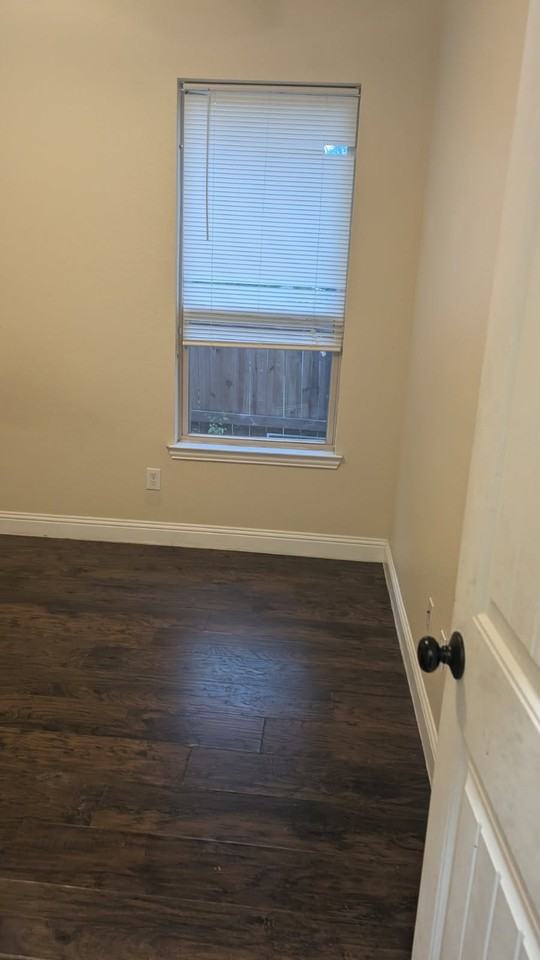 809 Tapley St, Unit Hall w/ Garage - Photo 2 of 4