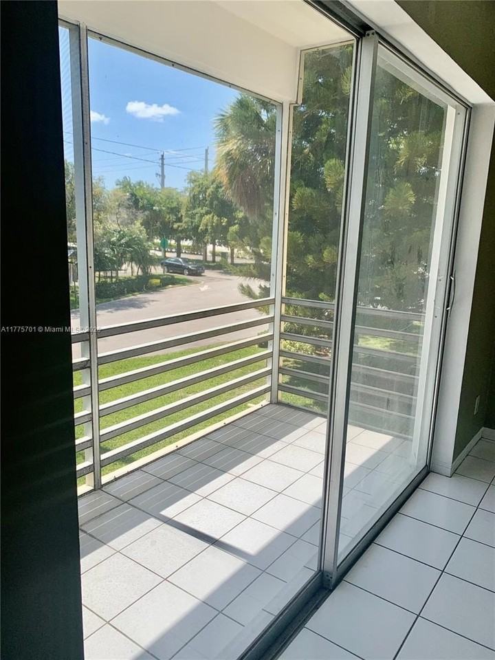 20201 Ne 29th Ct #D214 - Photo 5 of 6