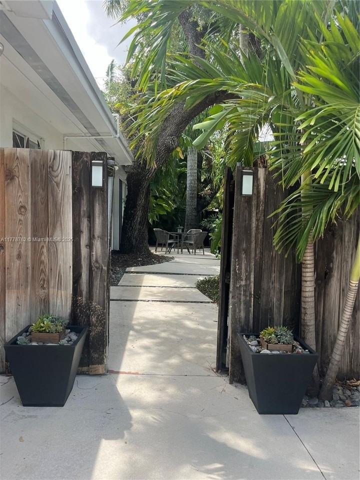 701 Sw 9th Ave - Photo 4 of 21