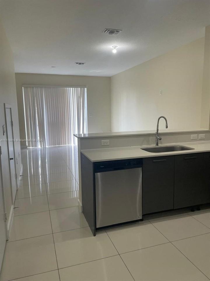 3508 Nw 13th St #3508 - Photo 4 of 12