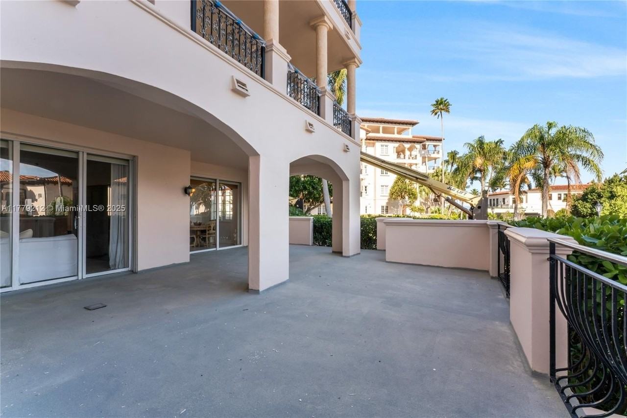 19112 Fisher Island Dr #19112 - Photo 4 of 37