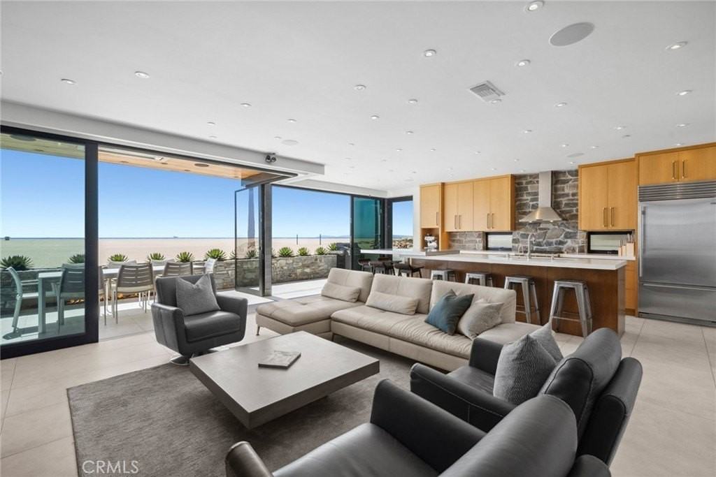 800 W Oceanfront - Photo 3 of 33