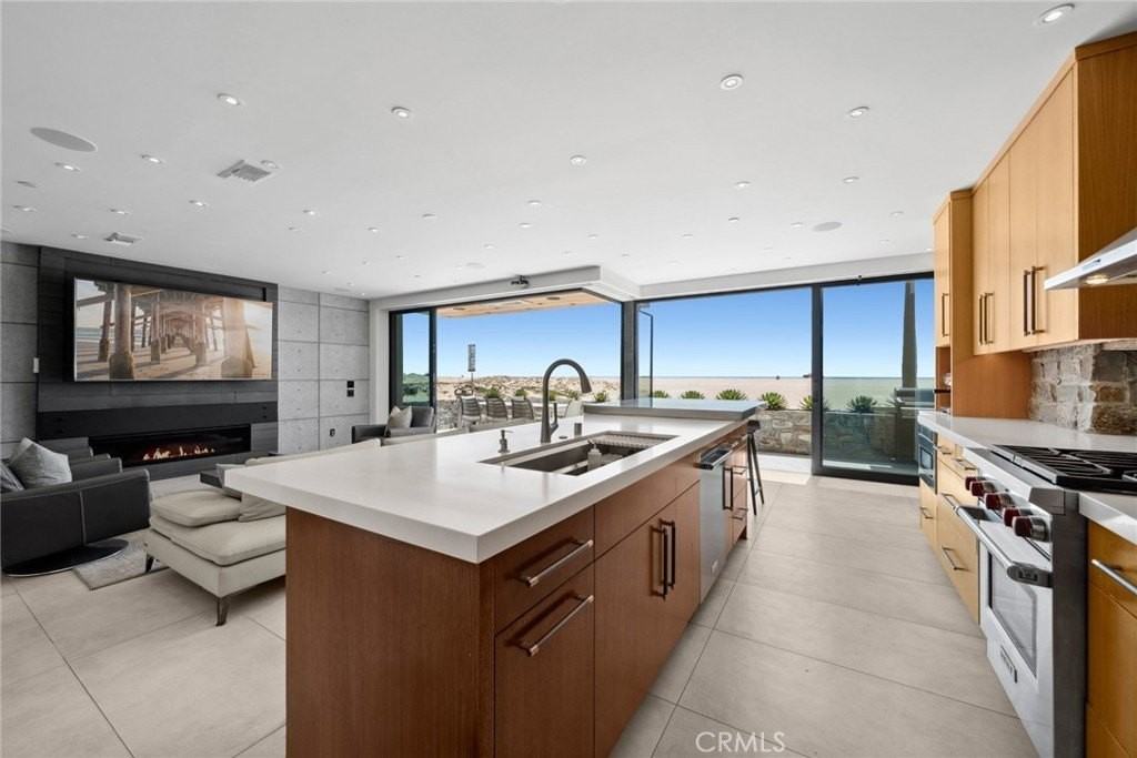 800 W Oceanfront - Photo 4 of 33