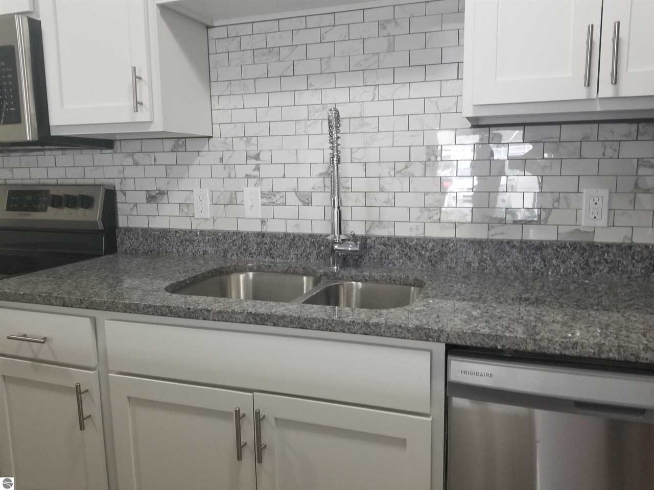 1002 W Broomfield St - Photo 7 of 22