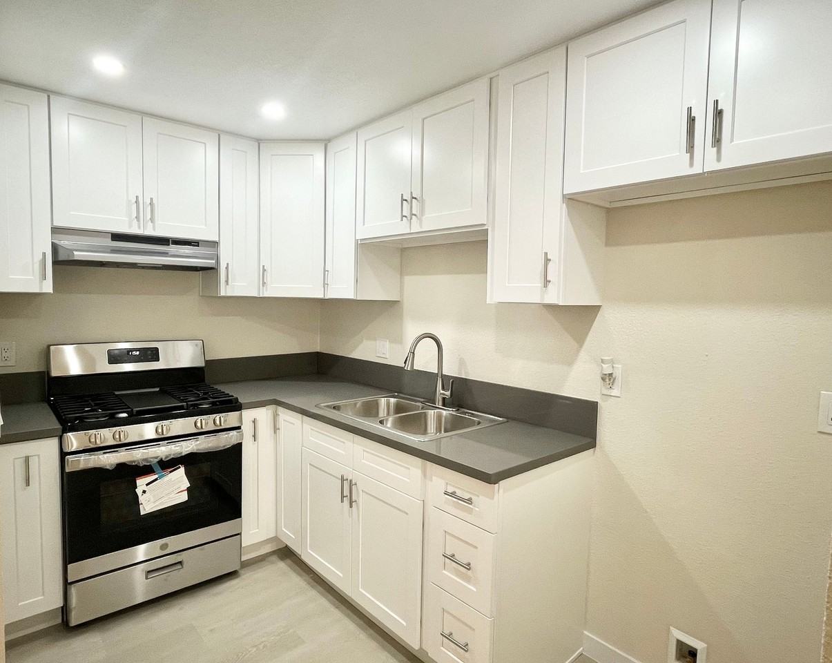 820 Glenoaks Apartments - Photo 2 of 15