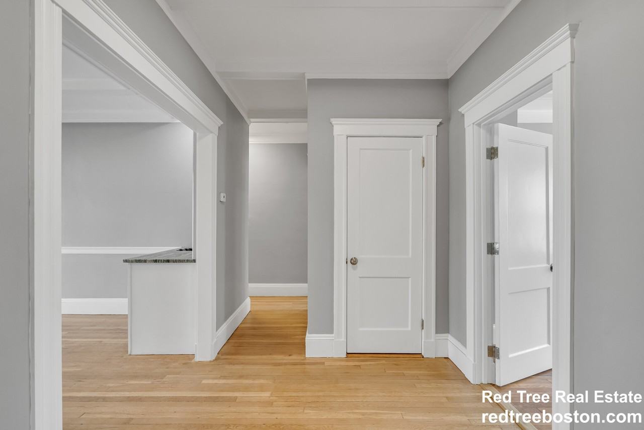 142 Sutherland Rd #2 - Photo 4 of 23