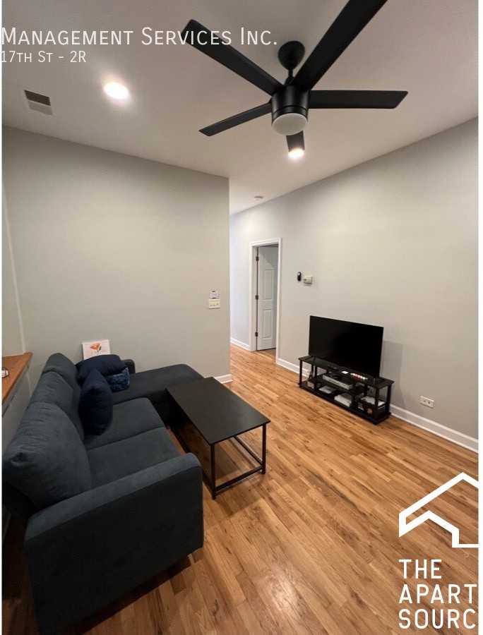 1119 W 17th St #3R - Photo 3 of 7