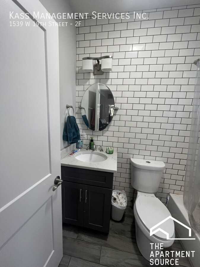 1539 W 19th St #2F - Photo 6 of 8