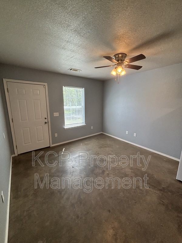 101 Perciful St Apt C - Photo 3 of 9