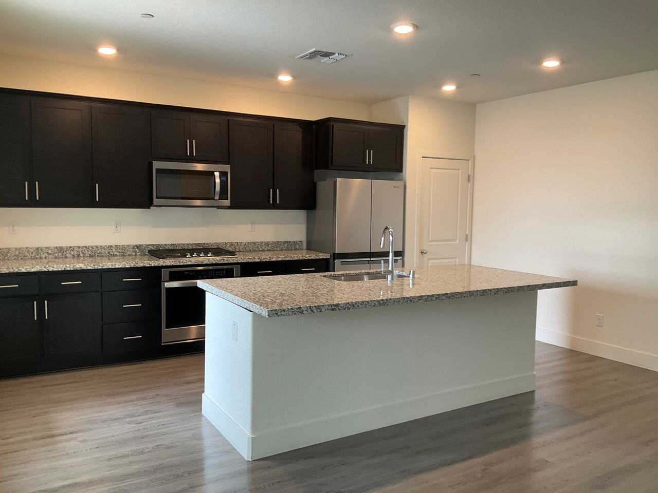 994 Osprey Dr - Photo 2 of 13