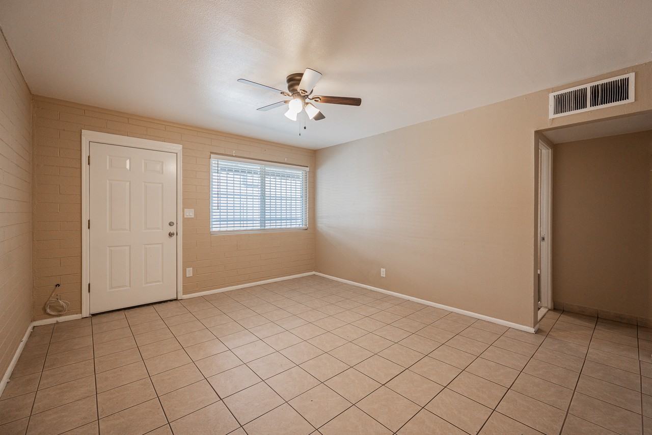 1915 N 26Th Place - Photo 4 of 45