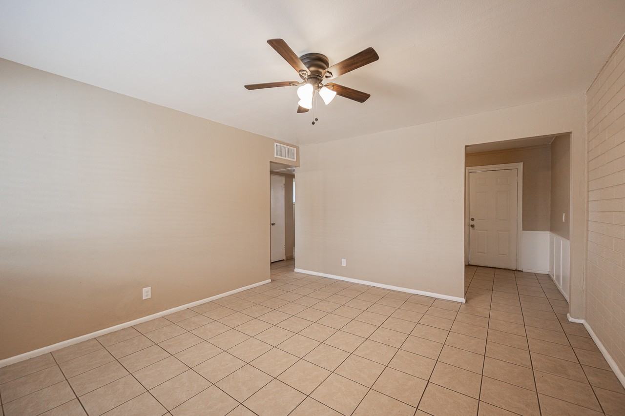 1915 N 26Th Place - Photo 5 of 45