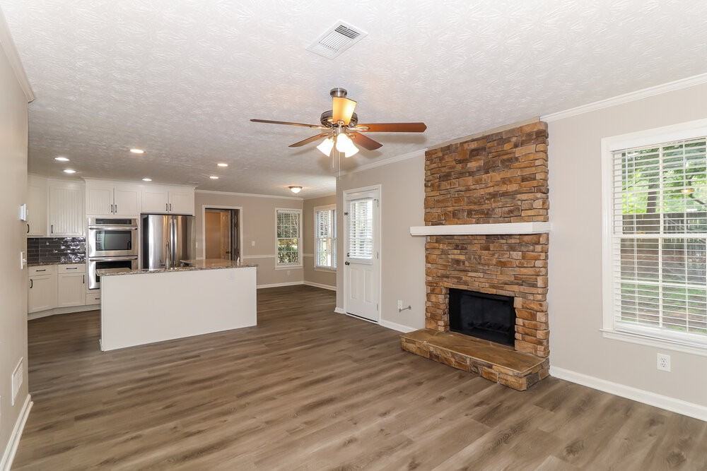 4832 Helga Way Ne - Photo 5 of 17