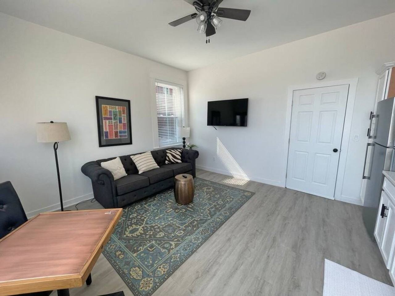 216 E Liberty St #1056066P - Photo 5 of 50