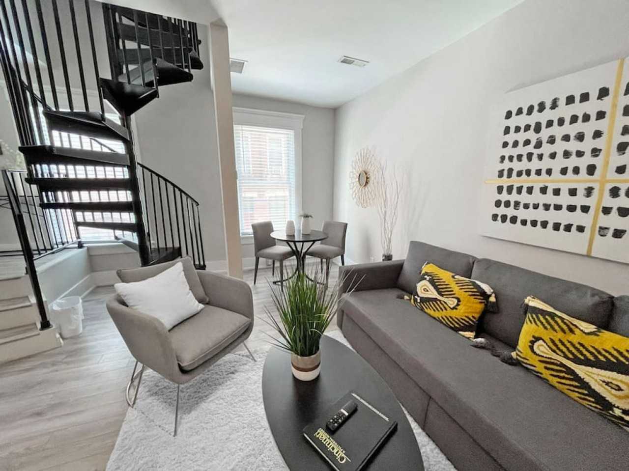 216 E Liberty St #1056066P - Photo 6 of 50