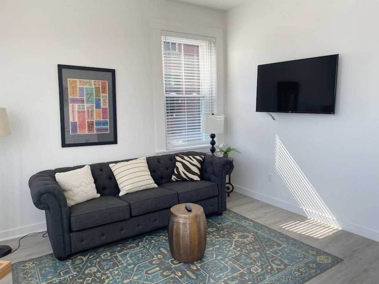 216 E Liberty St #1056066P - Photo 7 of 50