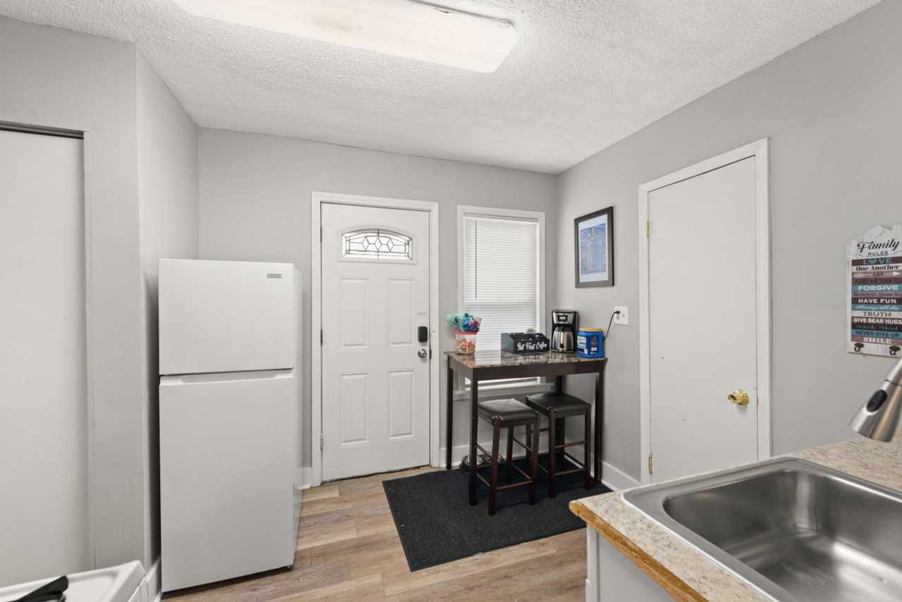 1322 West 69th Street - Photo 6 of 49