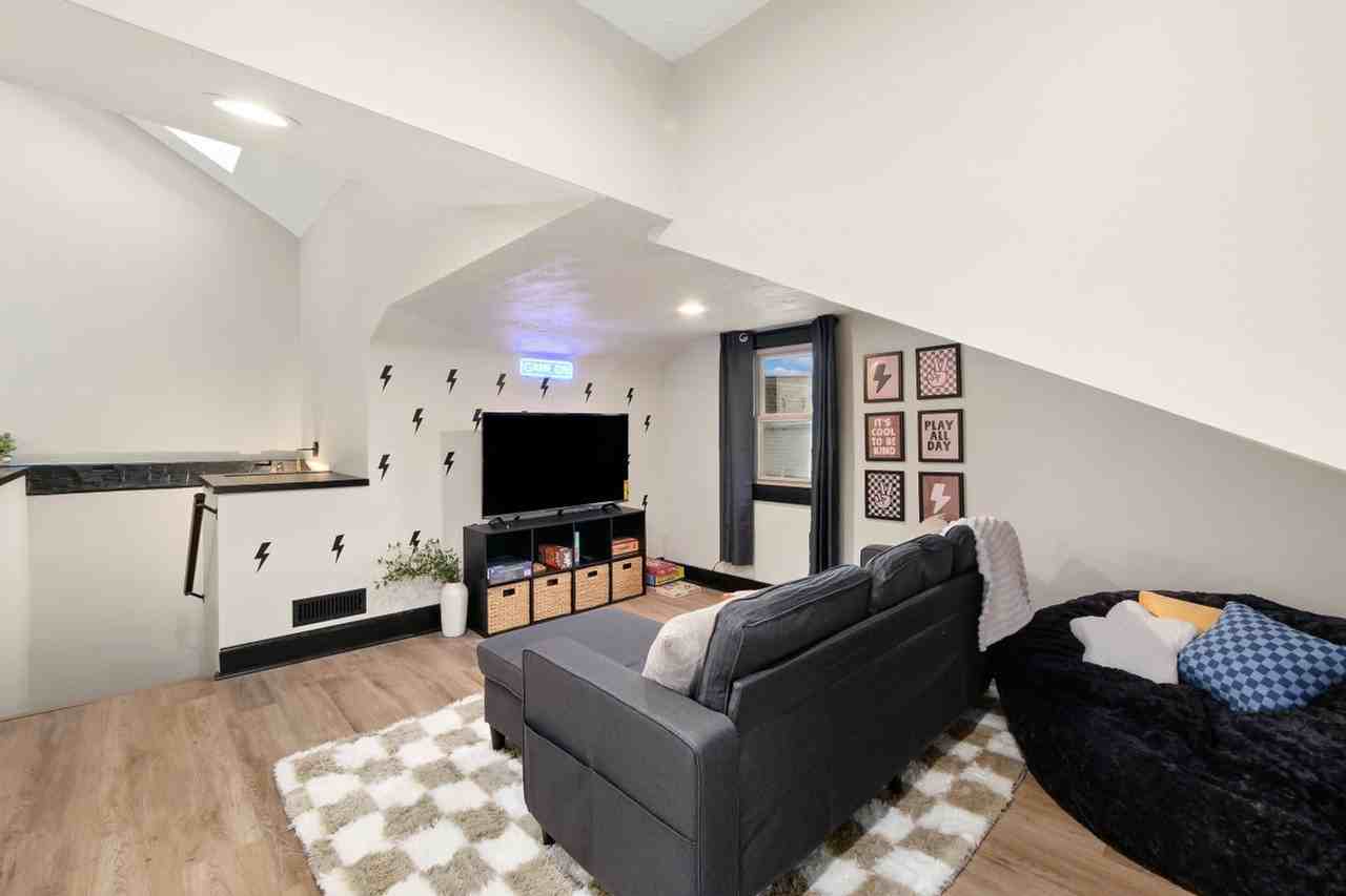 230 S Jefferson St #1061090P - Photo 6 of 50