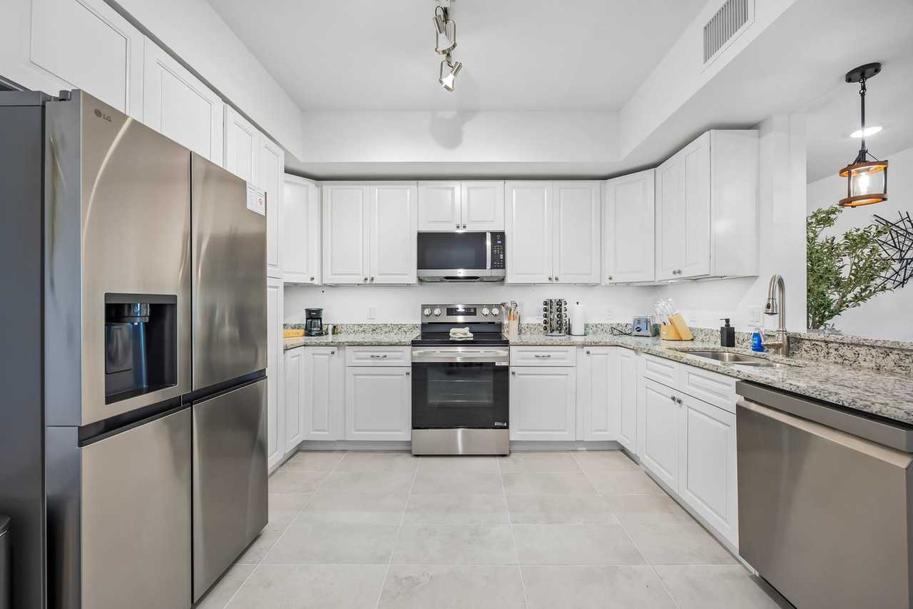 605 Kemp Street - Photo 4 of 119