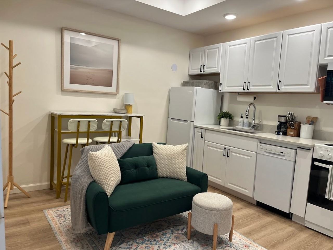 637 Columbus Dr #B - Photo 2 of 10