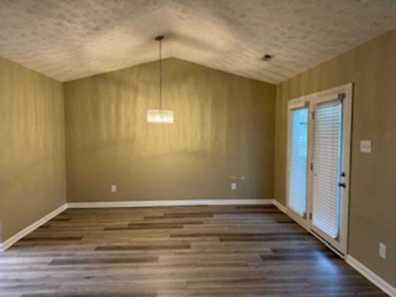 913 Brittany Deanne Ln - Photo 4 of 26