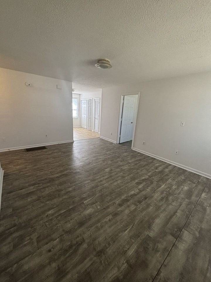 233 Newark Cir - Photo 3 of 26