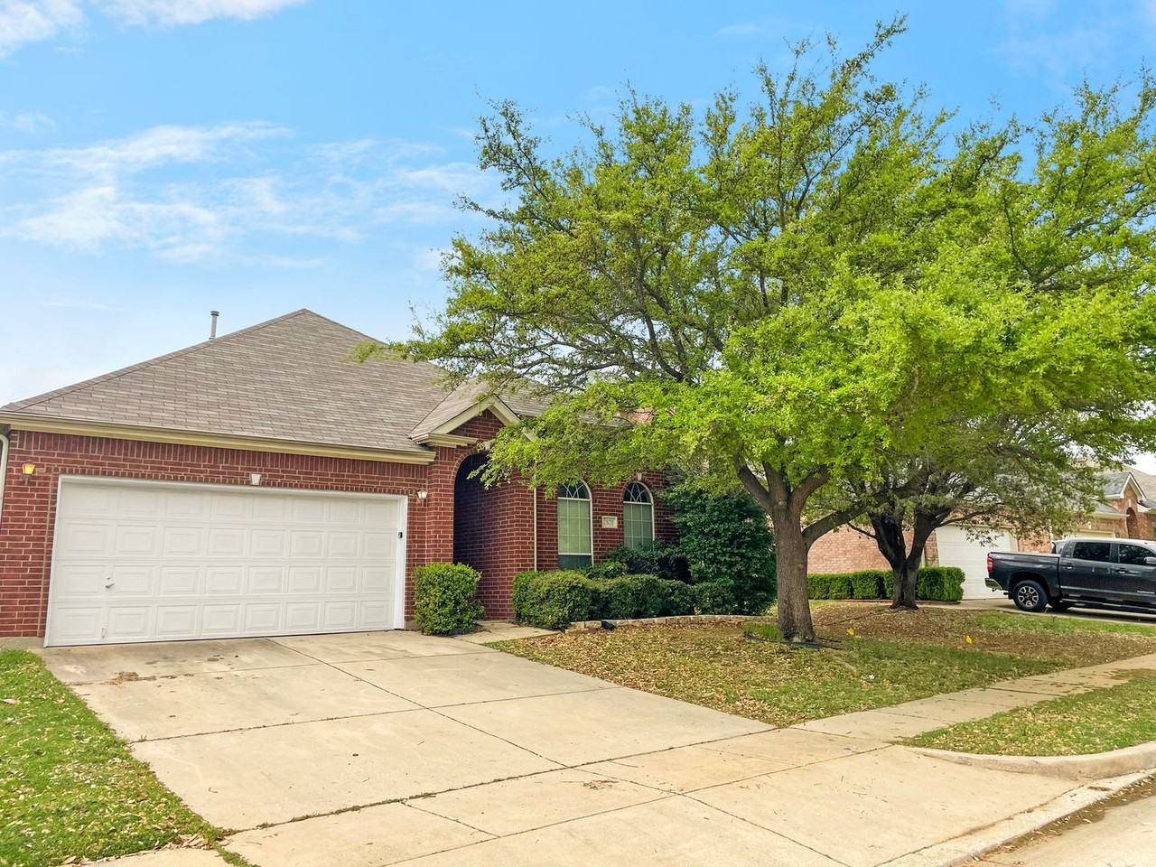 2820 Thorncreek Ln - Photo 2 of 14