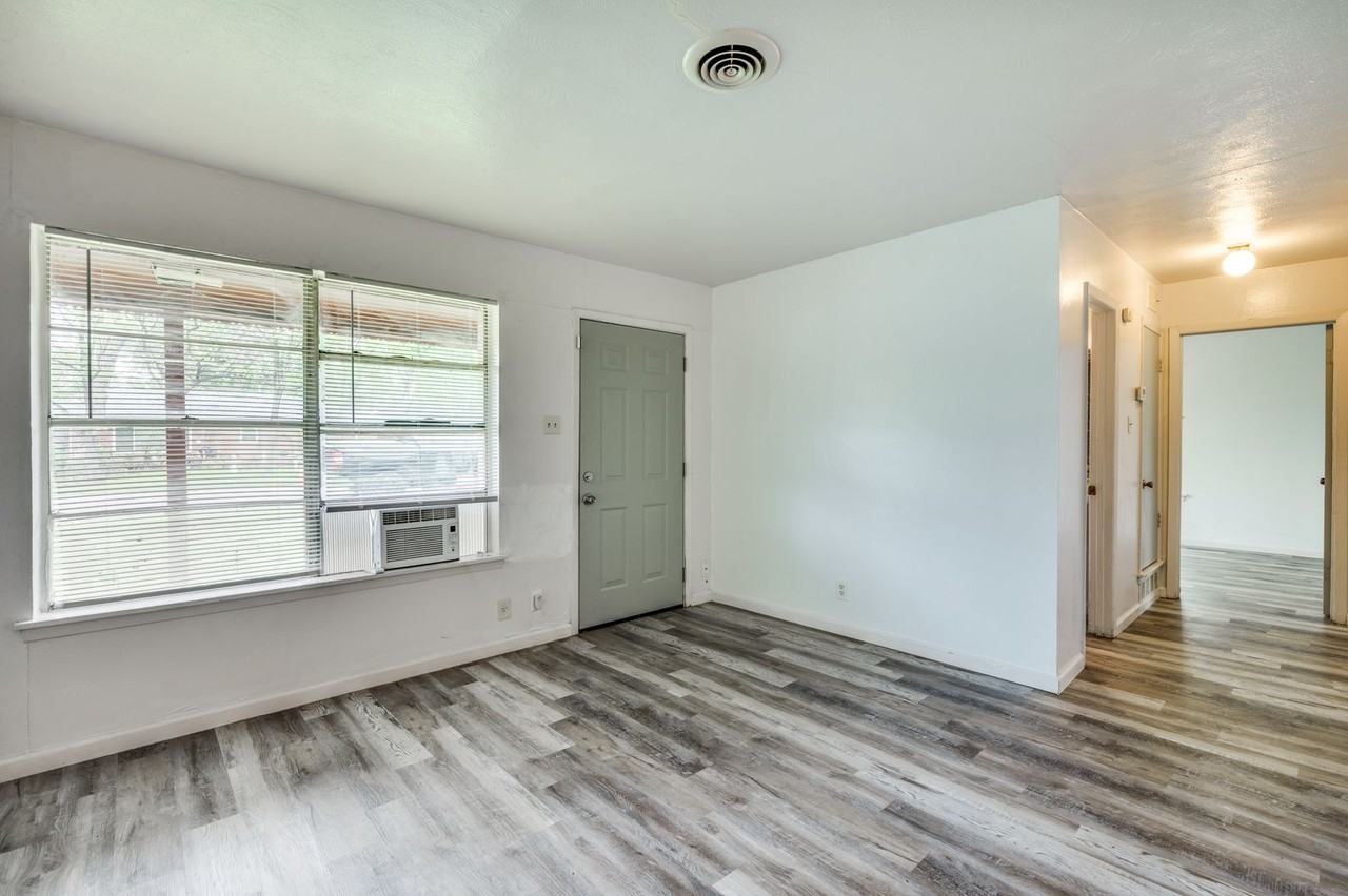 808 E 5th St - Photo 2 of 12