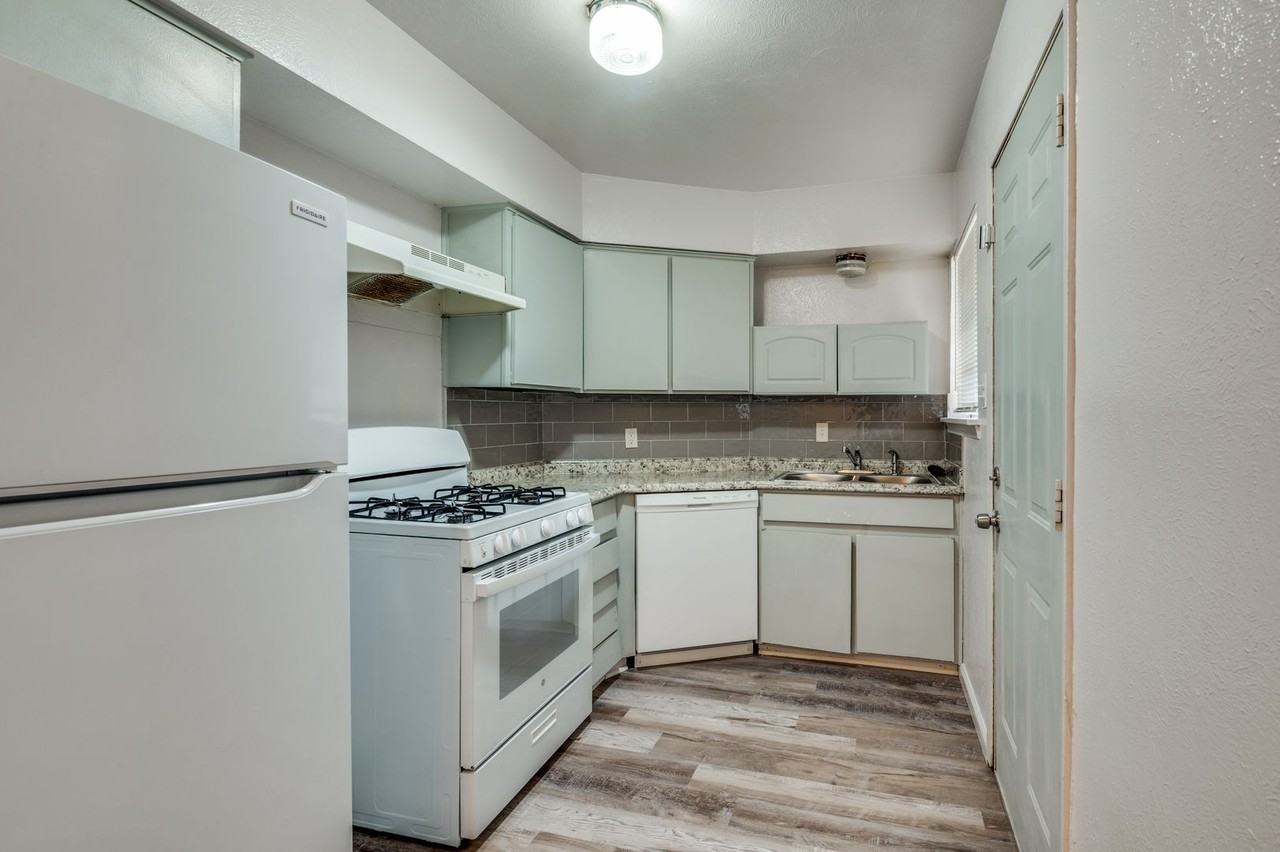 808 E 5th St - Photo 4 of 13