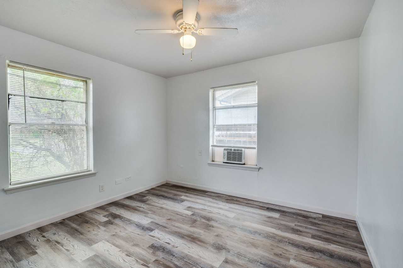 808 E 5th St - Photo 6 of 13
