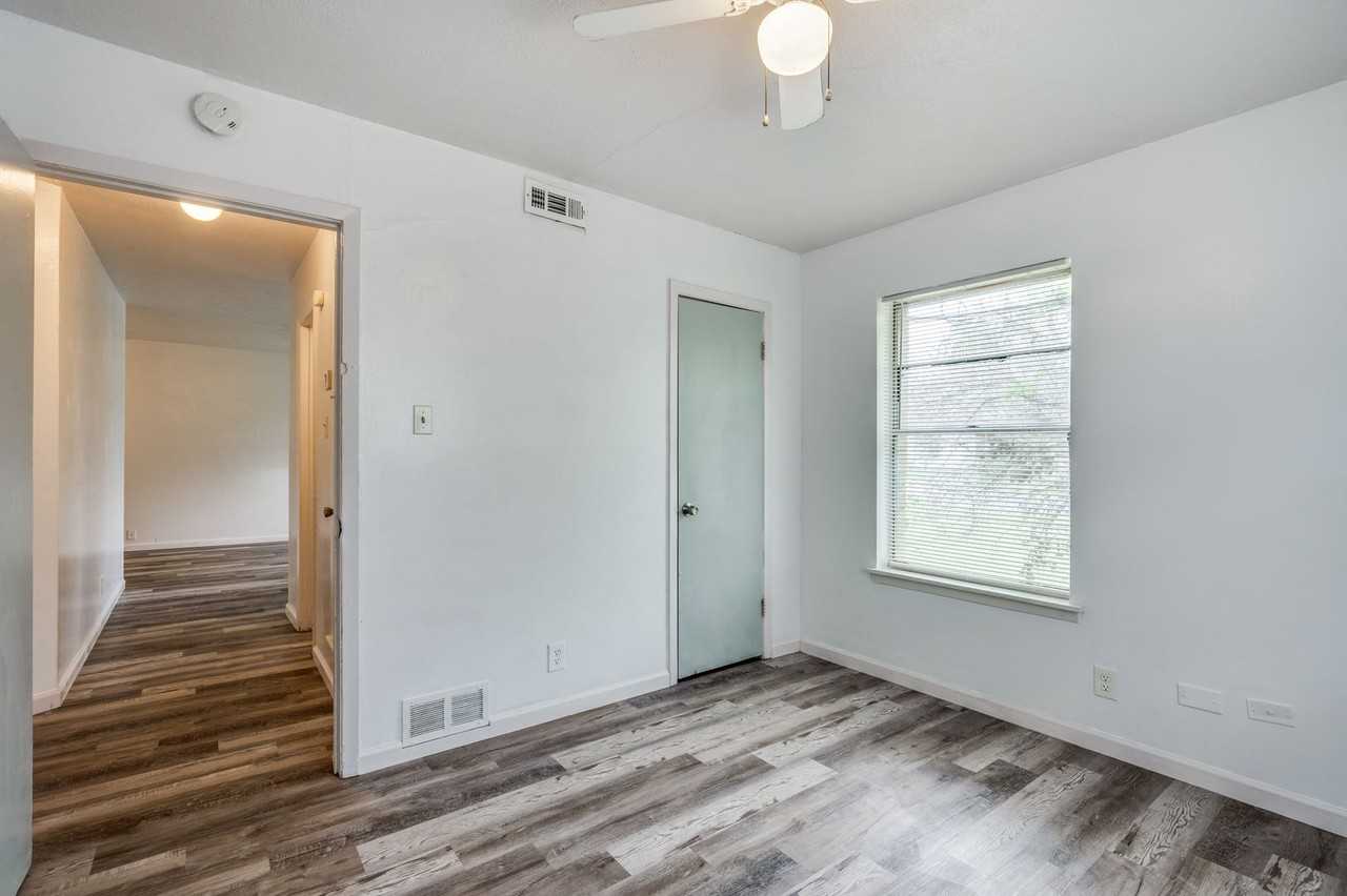 808 E 5th St - Photo 7 of 13