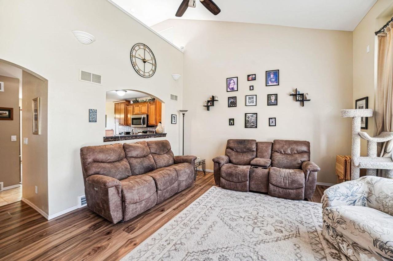 640 Grandview Dr - Photo 2 of 15