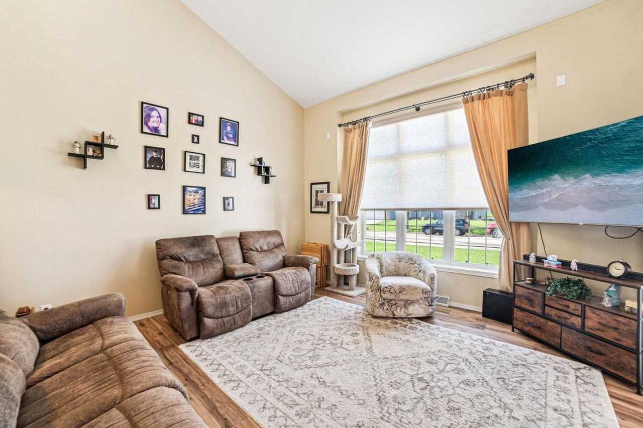 640 Grandview Dr - Photo 3 of 15