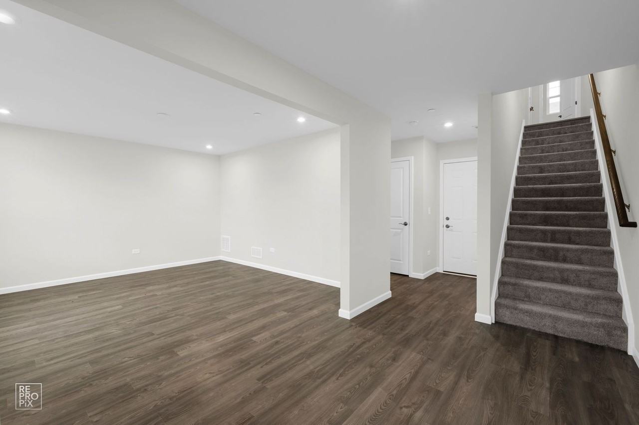 194 Yorktown Ct - Photo 2 of 16