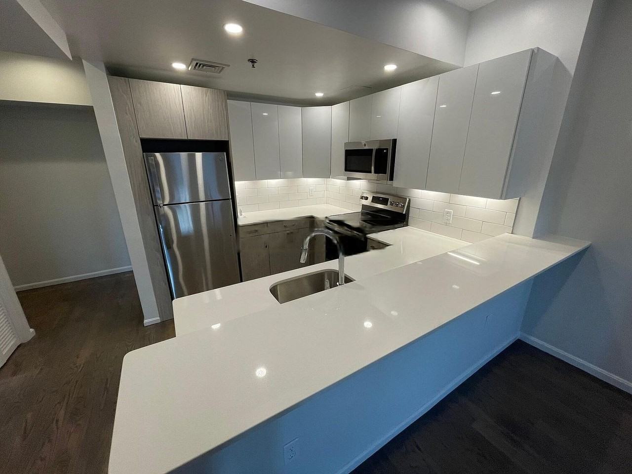 1404 Beacon St - Photo 2 of 11